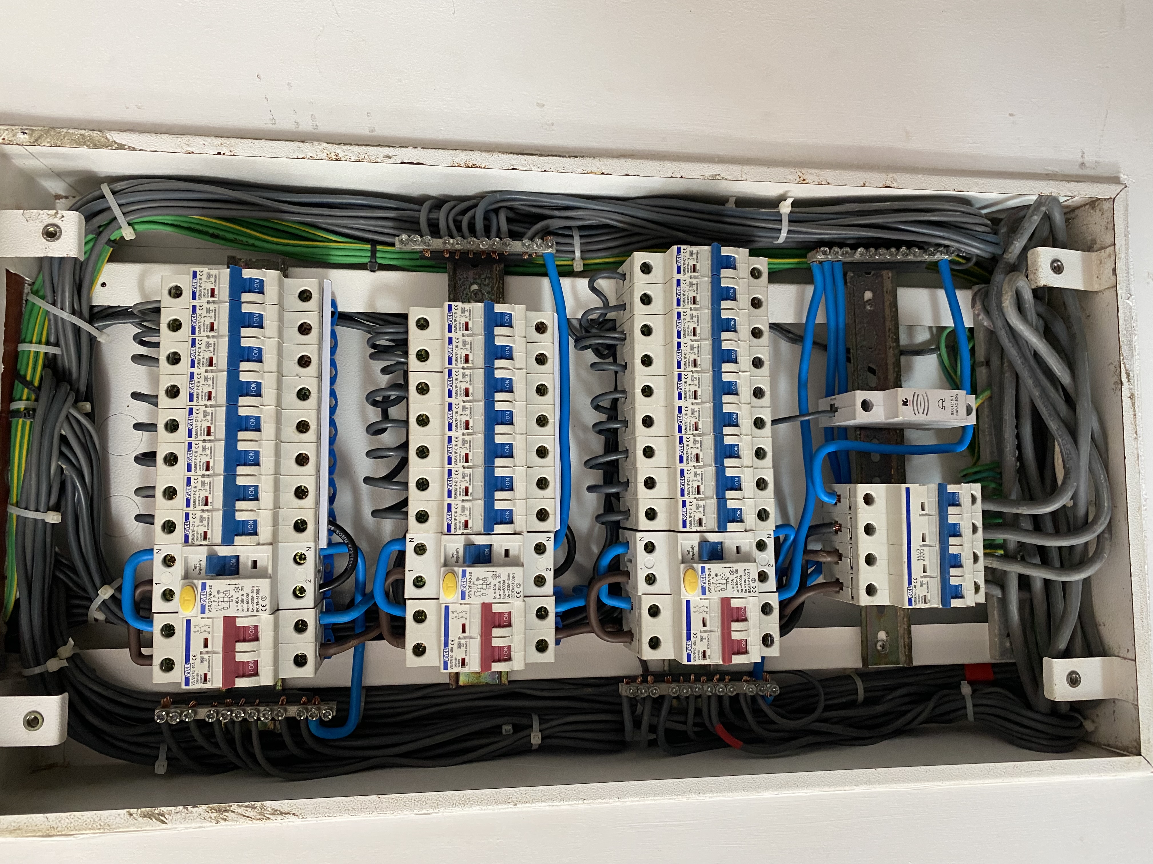 Elektrický rozvádzač a silnoprúdová elektroinštalácia – elektroinštalačné práce Bratislava